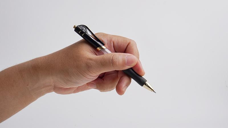 人類為何多為右撇子?最新研究揭示:直立行走與大腦擴容的演化接力