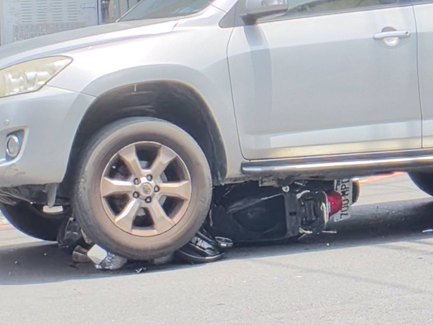 驚悚瞬間!立仁路口機車遭汽車輾壓,6旬婦人送醫搶救