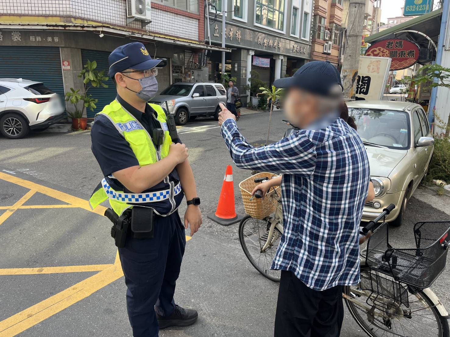 八旬翁體力不支路倒頻摔 幸遇虎警即時救援平安歸