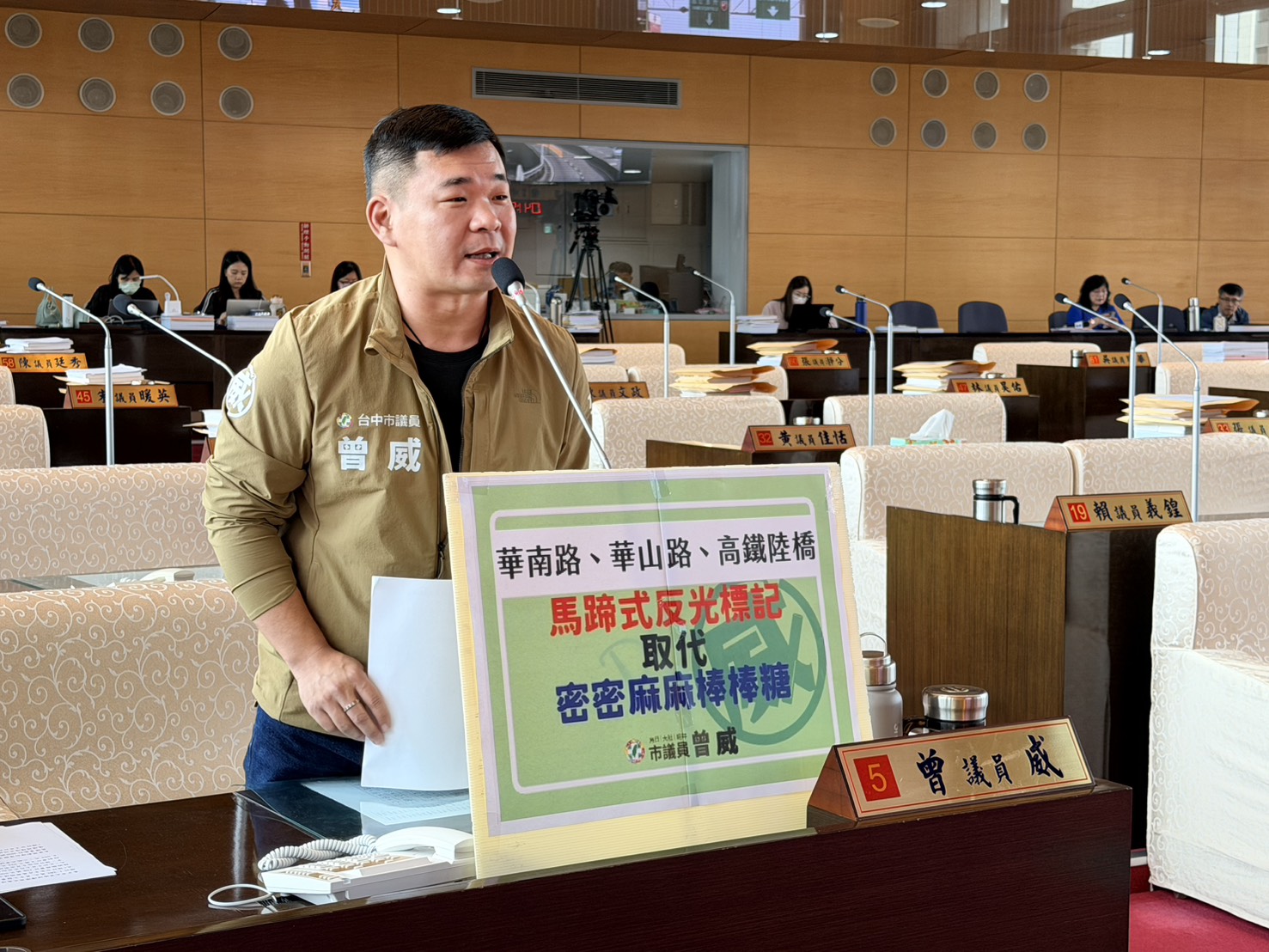 交通安全與城市美學如何兼得？曾威籲以馬蹄式反光道標取代破損回復桿 提升道路品質