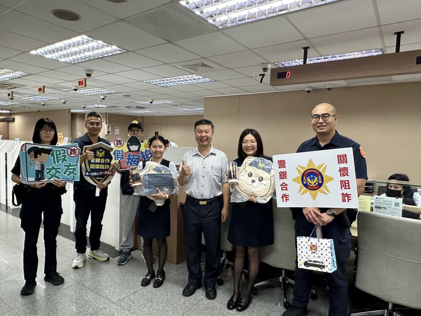 花警分局長頒贈警察禮品表揚阻詐有功行員 攜手金融機構守護民眾財產安全