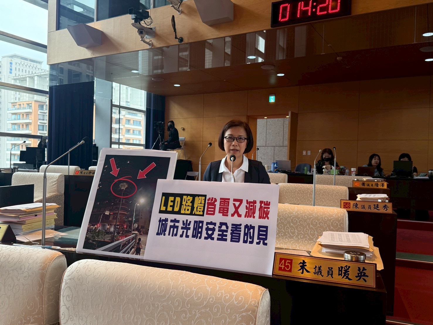 台中LED路燈汰換成效顯著　景觀燈卻長期失修出現破口　  議員朱暖英：輔助照明形同虛設 應加強巡檢維護