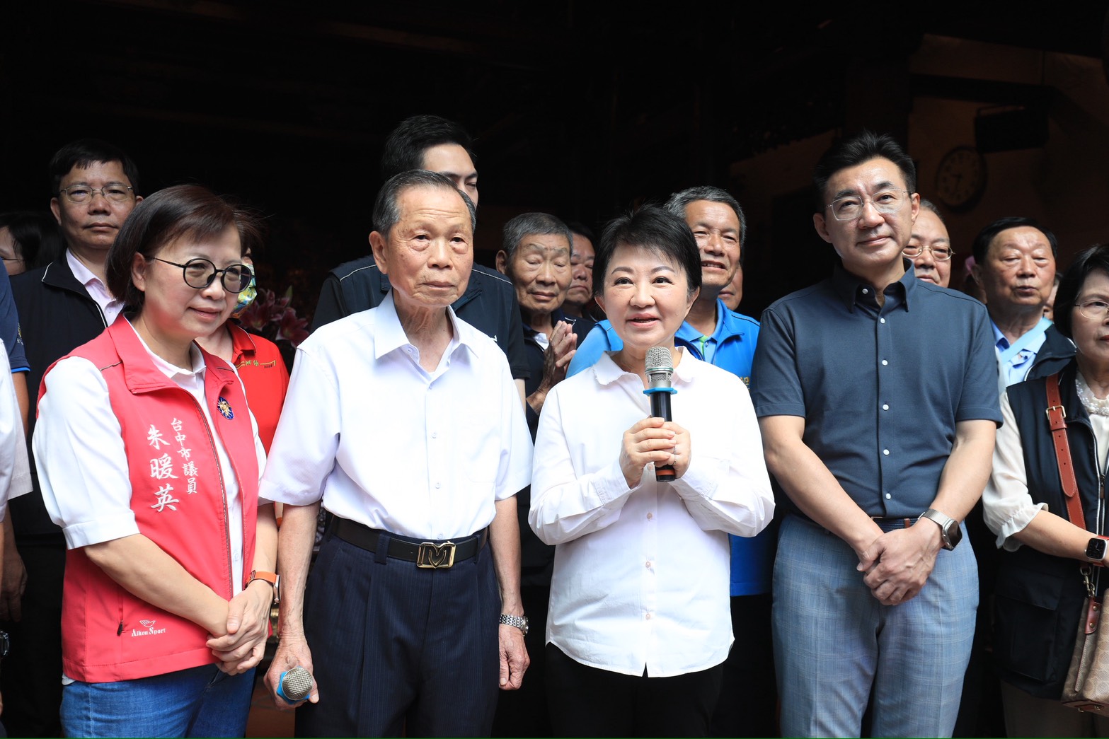 萬和宮贈匾驚見「女總統」勸進！盧秀燕抿嘴微笑，太極身段盡顯2028實力